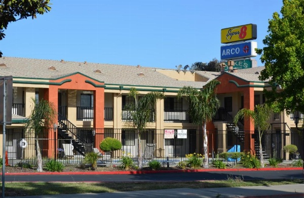 Super 8 by Wyndham Salinas image 11
