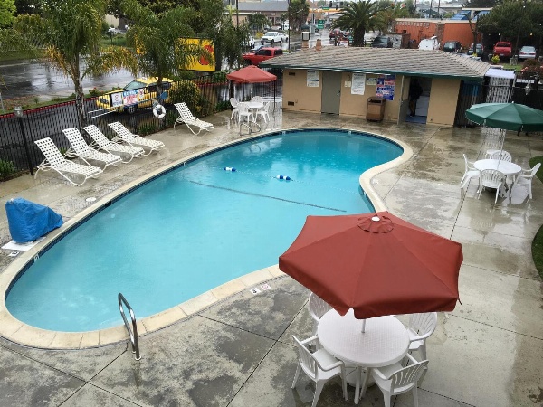 Super 8 by Wyndham Salinas image 7